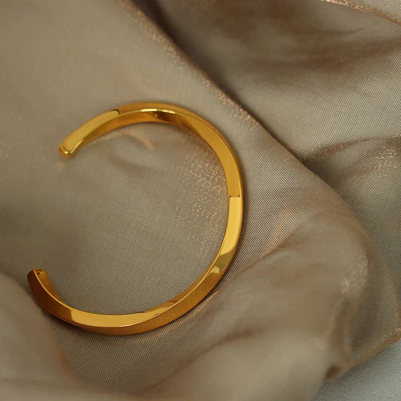 Lustro Open Gold Cuff - Image 5