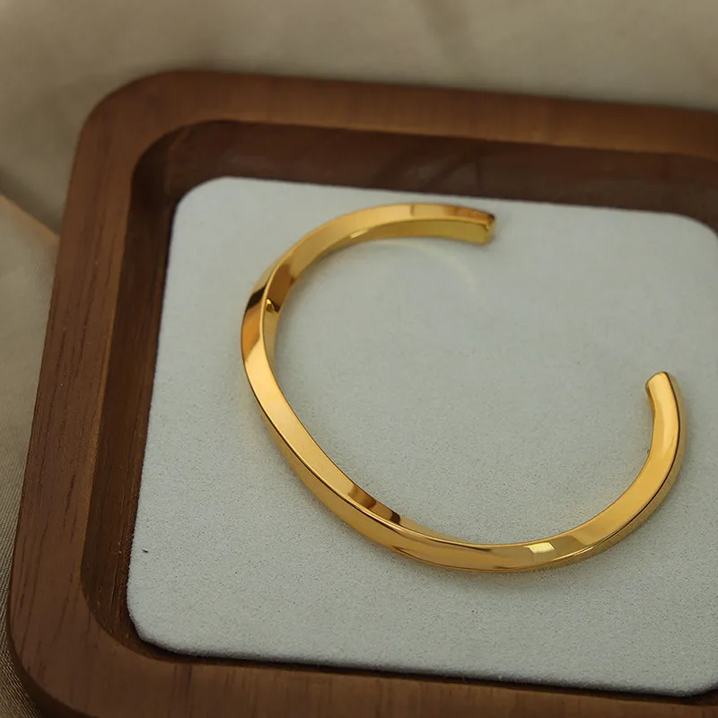 Lustro Open Gold Cuff - Image 3