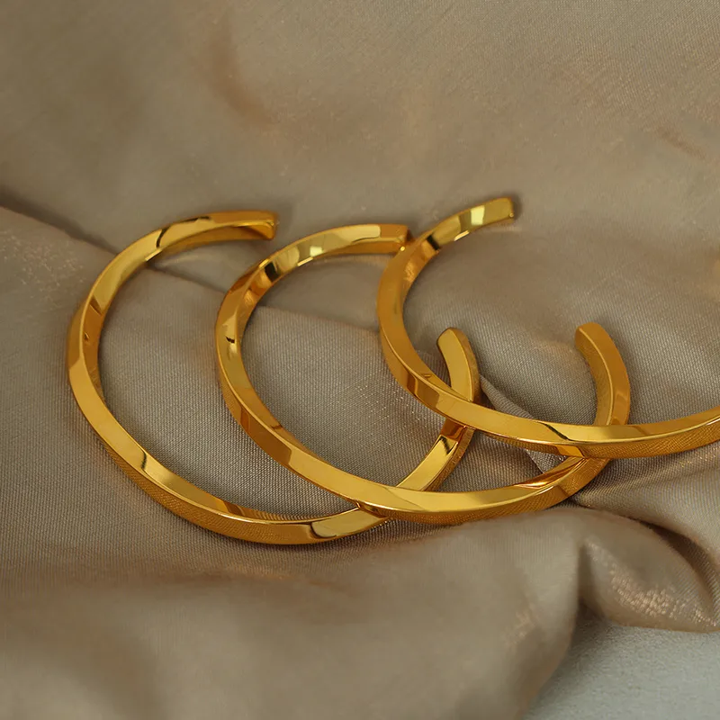 Lustro Open Gold Cuff - Image 2