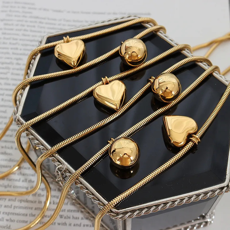 Gold Pendant Necklace - Image 3